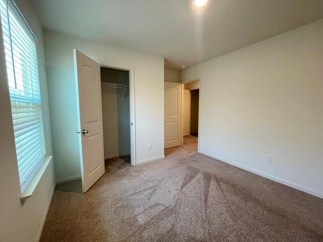 Building Photo - 305 Cres Park Dr