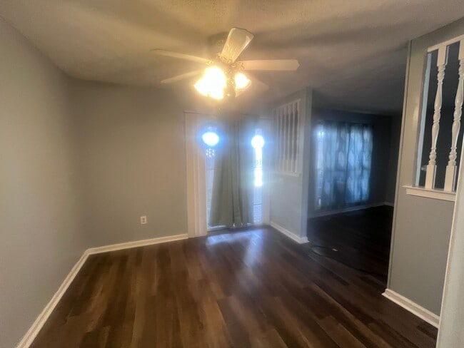 Building Photo - Great Location