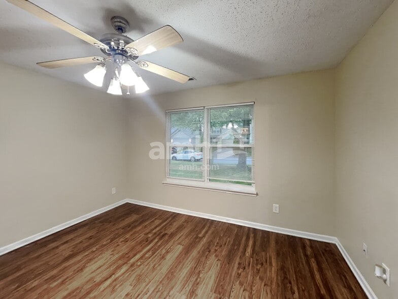 Building Photo - 414 Polaris Dr