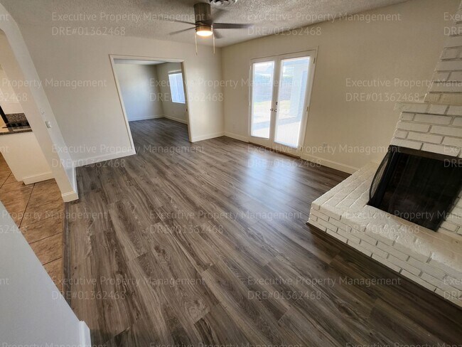 Building Photo - 3 bedroom/ 2 bathroom home located near th...