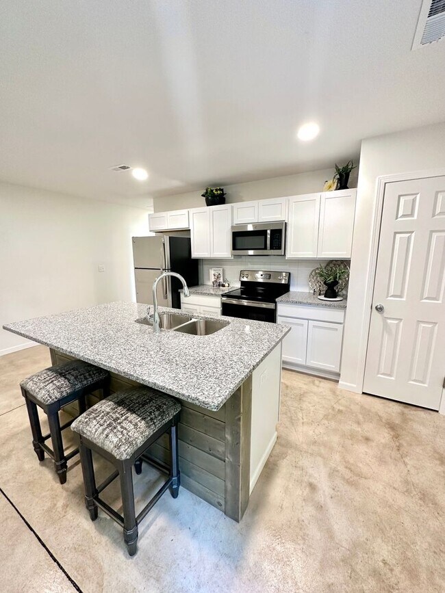 Building Photo - UPDATED  DUPLEX!!! with Garage