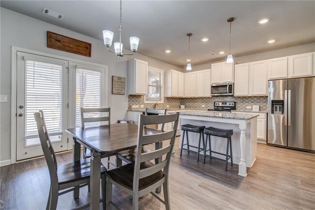 Building Photo - 7661 Silk Tree Pointe