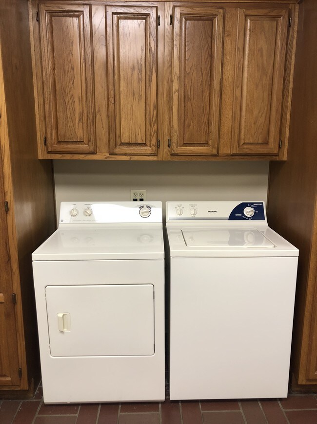 Building Photo - Oak Grove Apartments