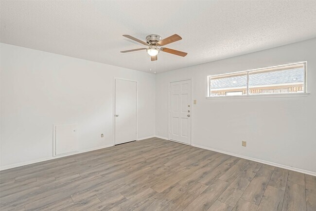 Building Photo - 1110 W Tri Oaks Ln