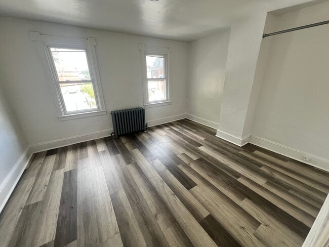 Building Photo - 4 bed 1 bath NEW RENO