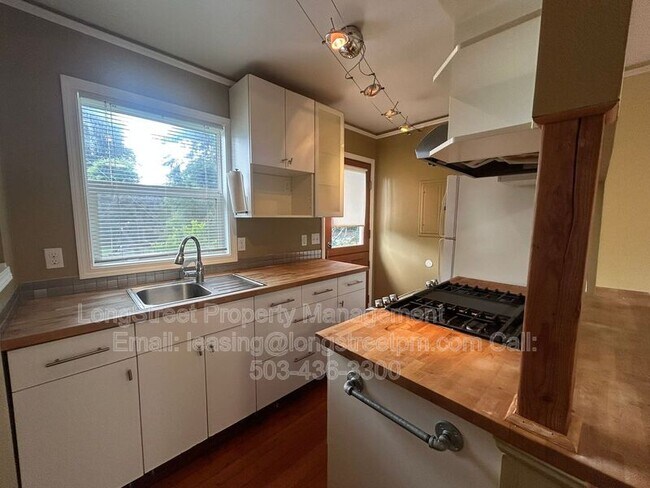 Building Photo - 4725 NE 50th Pl