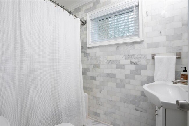 Building Photo - 100 Biscayne Dr NW