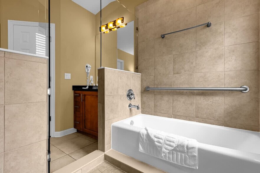 Building Photo - 14590 Damai Ln