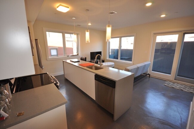 Building Photo - Amazing 3 bed 1.5 bath in the South End!!!