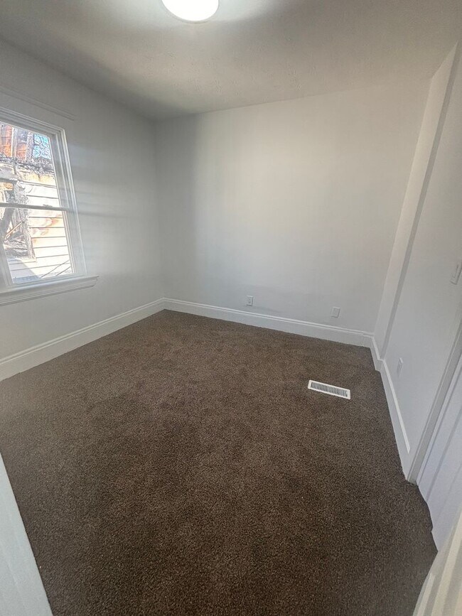 Building Photo - 4bd/1.5b Single Section 8/Cash Pay