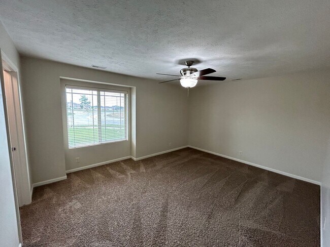 Building Photo - Beautiful, spacious, 4 bedroom, 3 bath tow...