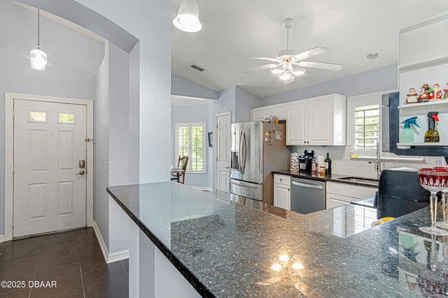 Building Photo - 6 Oak Village Dr