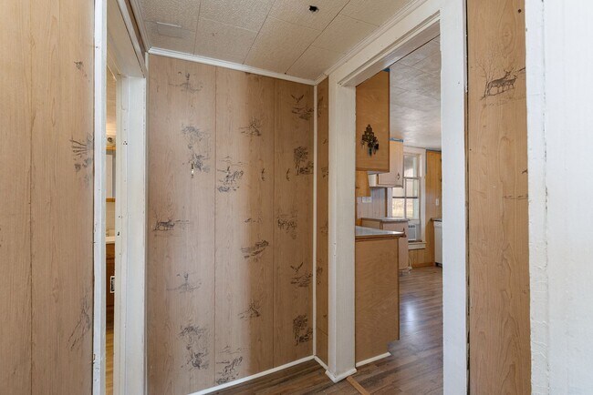 Building Photo - 2 Bedroom | 1 Bathroom | With a Large Deta...