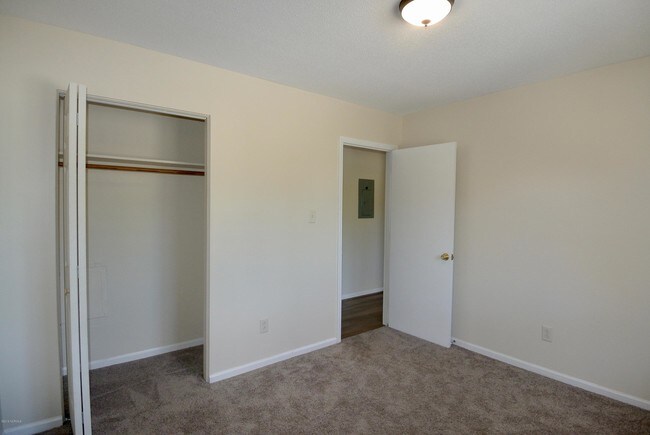 Building Photo - 1729 Elmwood Dr