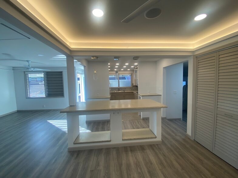 Kitchen island - 3716 Claudine St