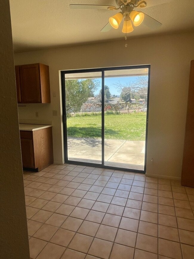 Building Photo - 3 Bed 2 Bath Contact Property Pros Realty ...