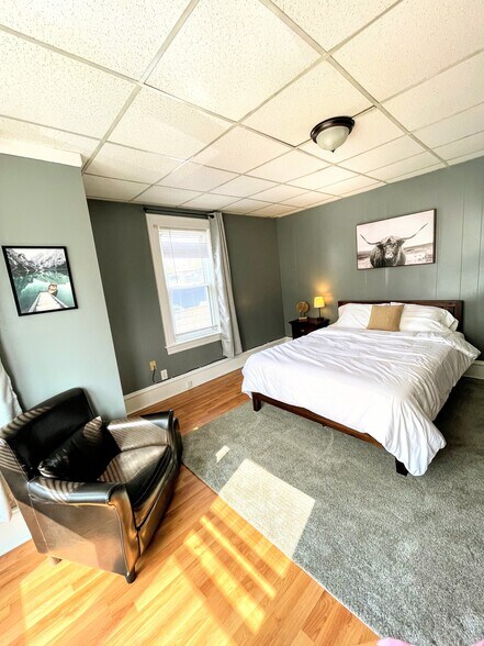 Building Photo - 463 Linden St