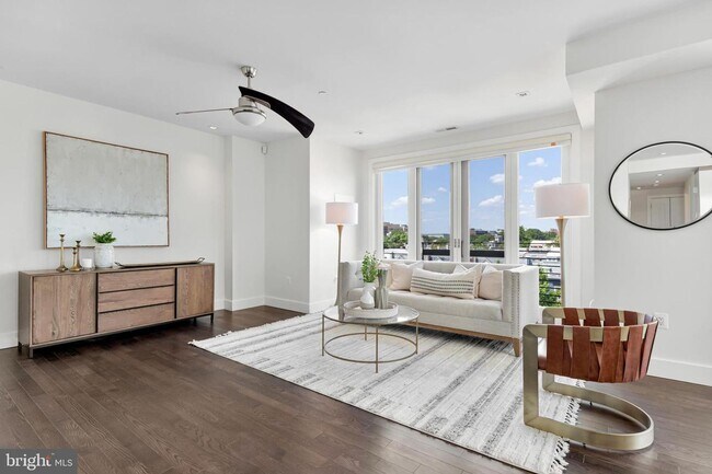 Building Photo - Sunny & Spacious NoMa penthouse with off-s...