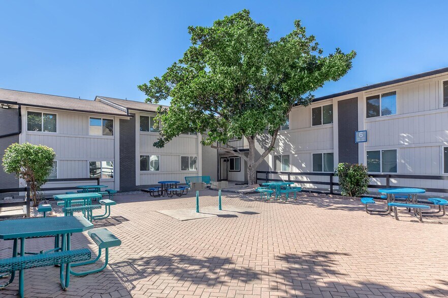 Building Photo - 9008 Galewood Dr