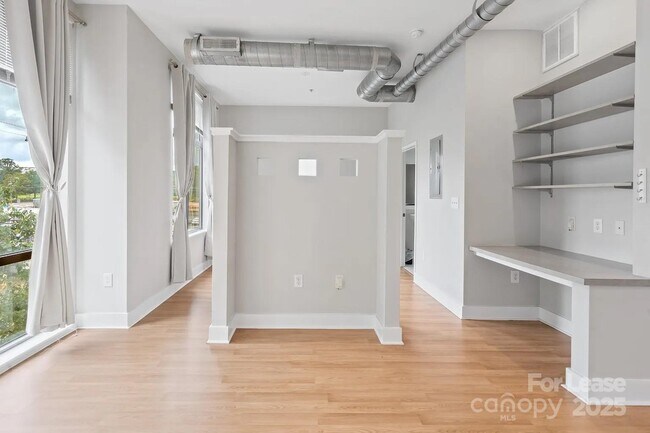 Building Photo - 514 W 10th St