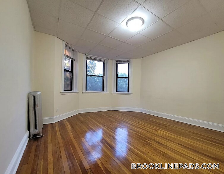 Building Photo - 364 Riverway