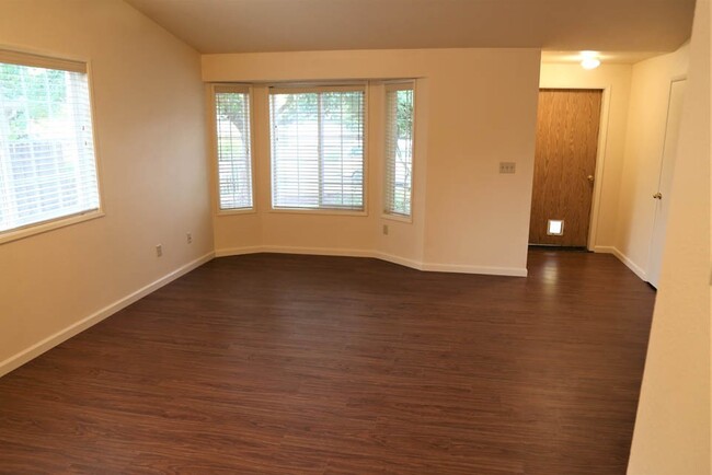 Building Photo - 3 Bed 2 Bath Home with Huge Fenced Yard/ A...