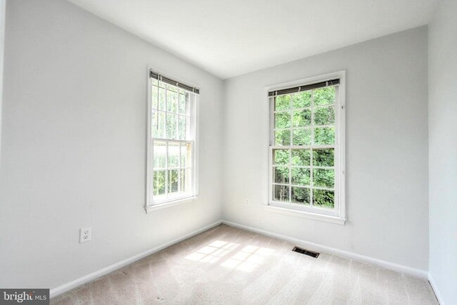 Building Photo - 2406 S Walter Reed Dr