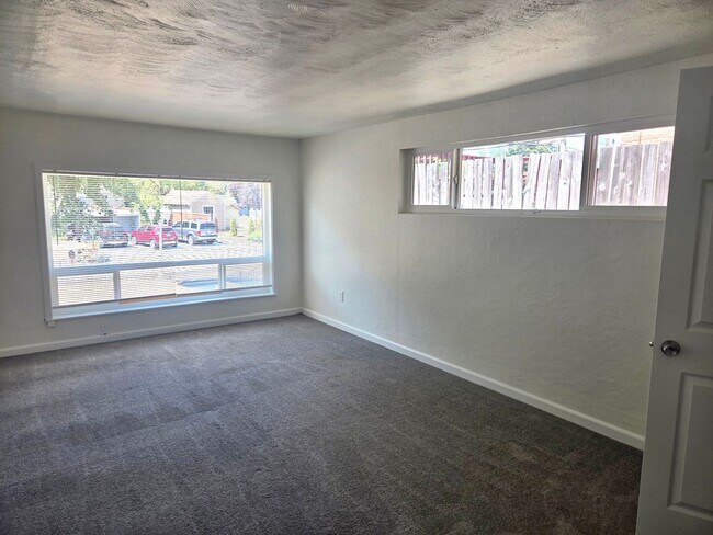 Building Photo - 3613 Grandview Dr W