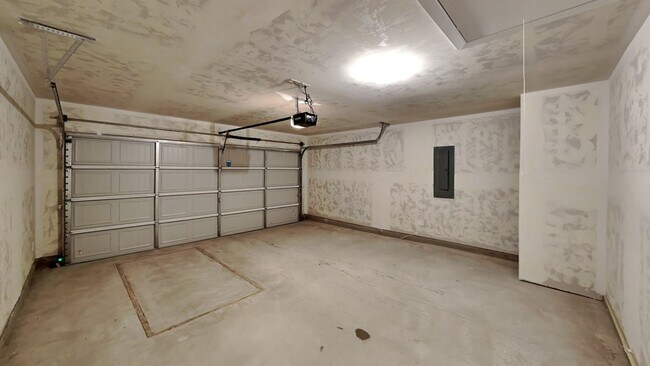 Building Photo - Beautiful and Spacious 4 Bedroom Home in M...