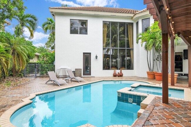 Building Photo - 10703 Versailles Blvd