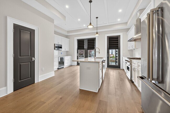 Building Photo - Available Now! 2 Bed // 2.5 Bath Between U...