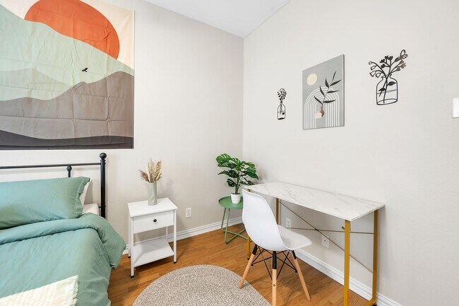 Building Photo - 1425 E James St