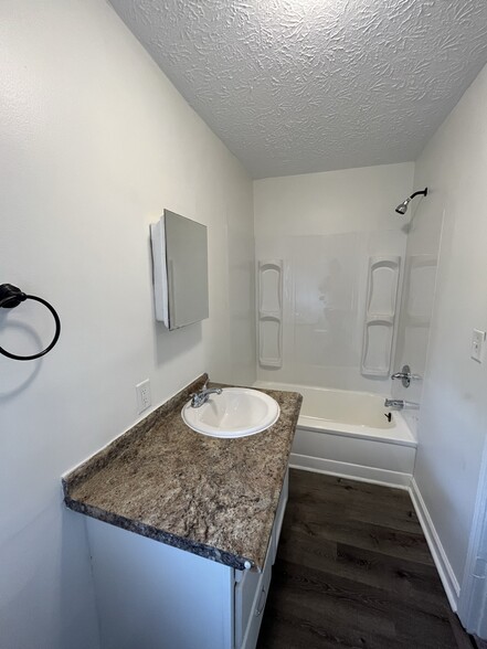 Building Photo - 565 E Deshler Ave