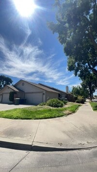 Building Photo - Newley Renovated 2 bedroom Duplex.