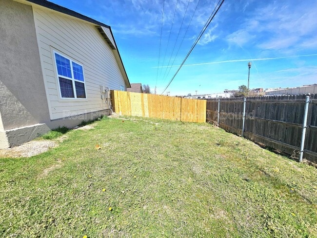 Building Photo - 1611 N Hickory Ave