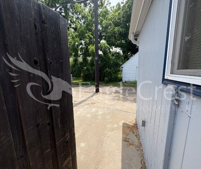 Building Photo - Three Bedroom, Two Bathroom House with Fen...