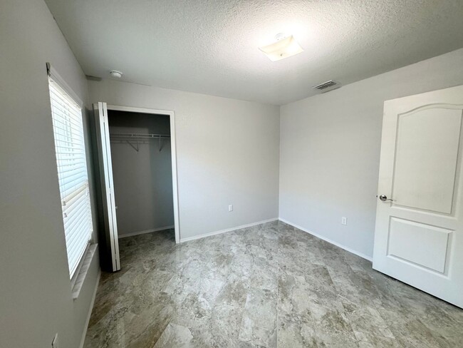 Building Photo - 4 Bedroom 2 Bath - Gated Community - Move ...