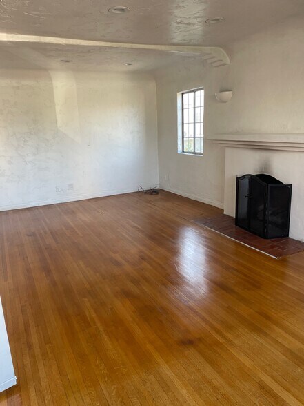 Large living room with hardwood floors and firelplace - 1416 Ellsmere Ave