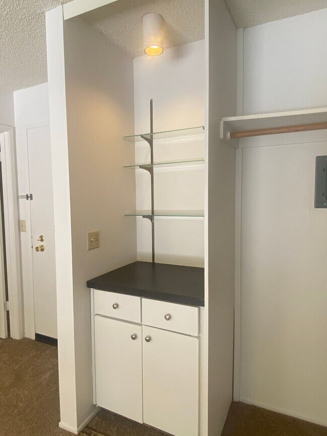 Building Photo - $500 MOVE IN SPECIAL!! One Bedroom Condo A...
