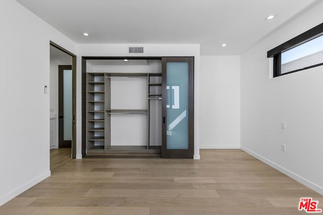 Building Photo - 2019 Barry Ave