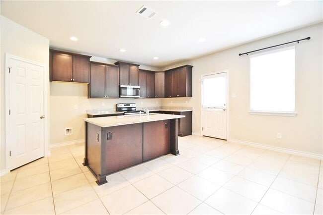 Building Photo - 548 Appalachian Trl