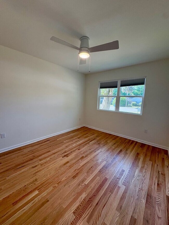 Building Photo - Newly Renovated Three Bedrooms Condo in South Windermere