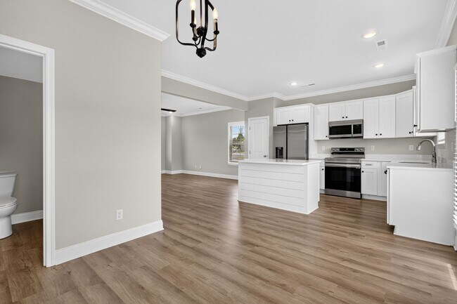 Building Photo - Luxury Townhome