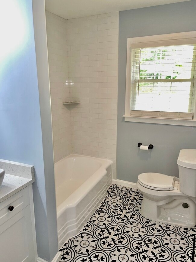 Building Photo - Bright and Modern 3 Beds 2.5 Baths Townhom...