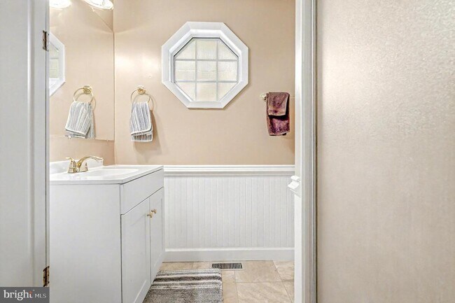 Building Photo - 4111 Hoffman Dr