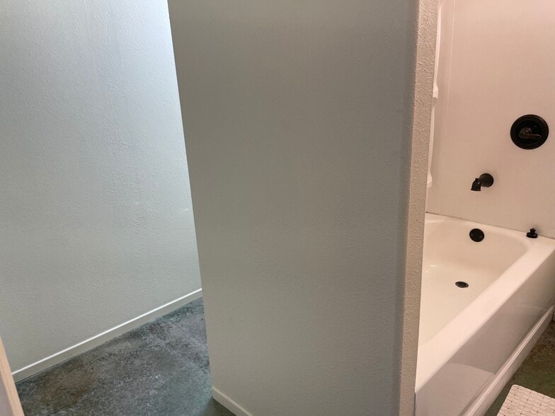 bath tub separates private toilet from bath area - 71-1621 Puu Lani Pl