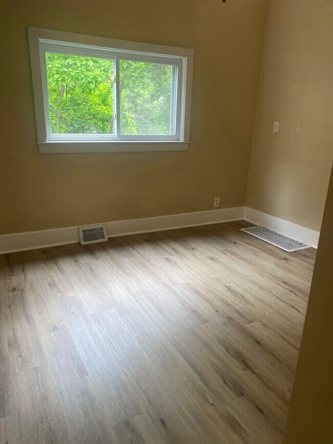 Building Photo - 4 BR, 1 Bath Single Family Home - BEECHVIEW