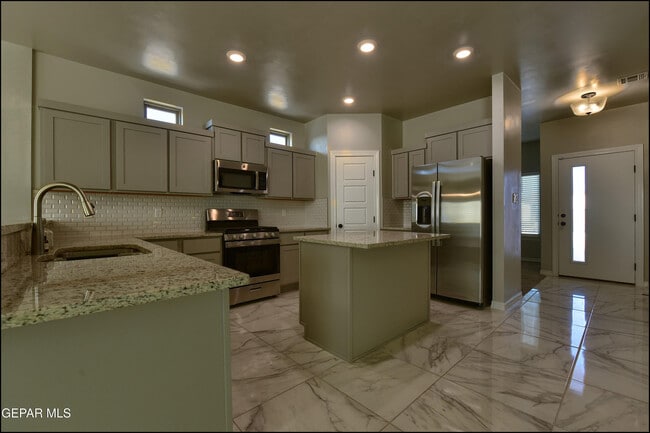 Building Photo - 600 Logwood Ave