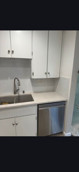 Building Photo - 512 E Ave