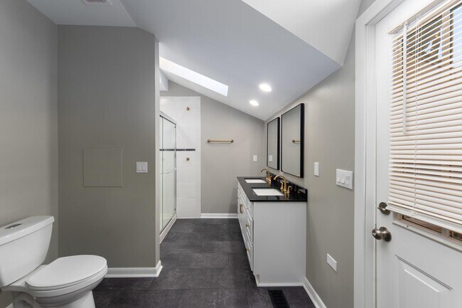 Building Photo - 270 S Center St